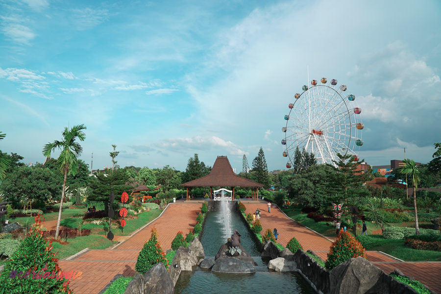 Jalan Jajan Seru di Taman Legenda Keong Emas